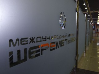 Дорога в сказку начинается в аэропорту: Шереметьево встретил детей, прилетевших на Кремлевскую елку