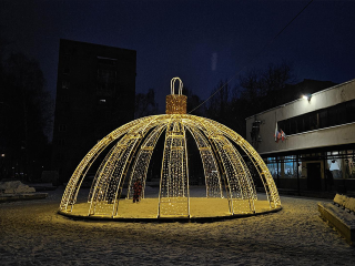 Новогодний шар у театра «Город» стал популярной фотозоной Долгопрудного