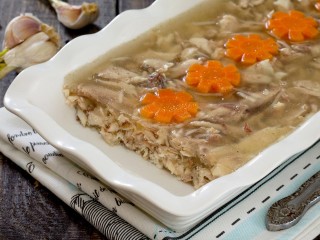 Секреты идеального холодца для новогоднего стола раскрыла волоколамская хозяйка