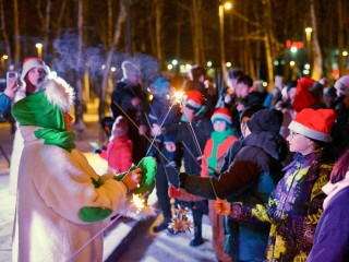 Новый год под шубой, но без селедки: какими шоу, дискотеками и волшебными подарками порадовали парки Подмосковья