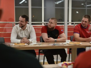 В Балашихе звезды хоккея вручили ветеранам СВО спортивные звания