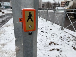 Новый светофор с кнопкой вызова установили на пешеходном переходе в Селятине