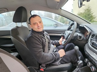 Путь к свободе и самостоятельности: в «Ясенках» ветеранов СВО учат водить автомобиль с ручным управлением