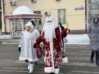 Новогодний патруль в Видном: Дед Мороз обучал детей ПДД подарками