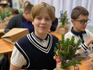Елки своими руками: школьники создали новогодние украшения на мастер‑классе