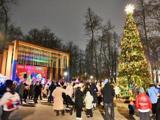 Зима пришла в Серпухов: в городе открыли праздничные локации и каток с искусственным льдом