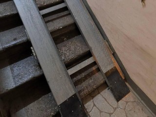 Доступная среда в действии: в Королеве появился новый пандус в доме на Карла Маркса