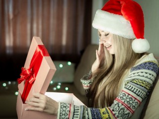 Подарок как послание: что на самом деле говорят человеку сюрпризы с намеками