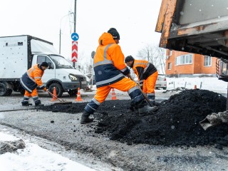 Волшебная смесь вместо заплаток: по каким дорогам Подмосковья стало комфортнее ездить