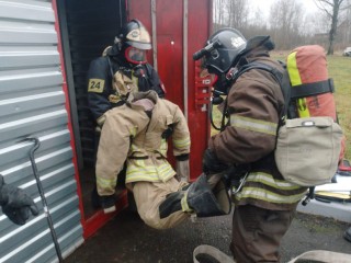 В полной темноте и без воздуха: как подмосковные пожарные тренируются спасать людей, когда не видно даже своих рук