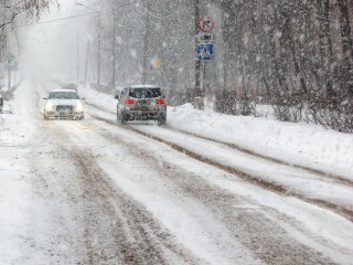 Можайск укрыло первым снегом: дорожники вышли на уборку