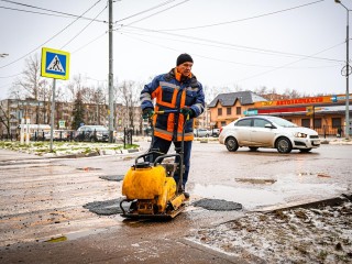 Холодным асфальтом покрыли три улицы в Клину