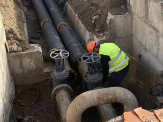 Пока вода не станет чистой: на Спортивной улице продолжают промывать теплосети