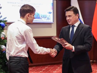 «Среди них — и дети участников СВО»: Воробьев вручил паспорта активным школьникам Подмосковья
