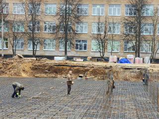 Начало положено: рабочие делают каркас фундамента для пристройки к гимназии в Чехове