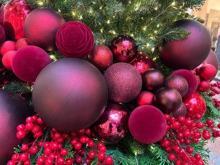 Красно-золотая красавица: как нарядили елку в Кремле к Новому году