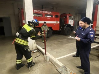 От теории до вязки узлов на время: для чего подмосковные пожарные проходят аттестацию и как это скажется на безопасности жителей