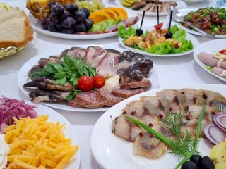 Когда гости на пороге: топ самых быстрых закусок к праздничному столу