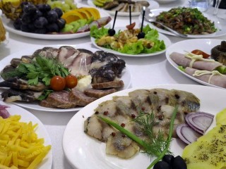 Красиво жить не запретишь: сколько будем тратить на напитки к новогоднему столу?