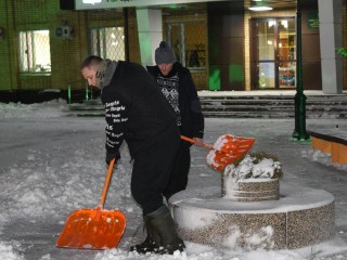 Лотошинцы вышли на борьбу со снегом