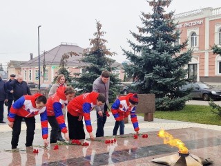 Цветы к Вечному огню возложили на главной площади Бронниц в честь Дня героев Отечества