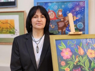 «Родом из детства»: умелица из Луховиц Елена Бартенева представила творческую выставку