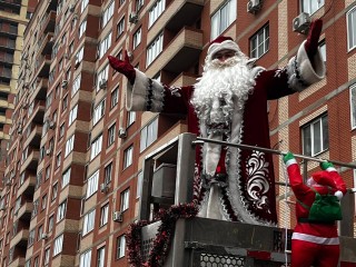 Вместо саней и оленей: праздник с самым необычным появлением Деда Мороза устроили в Пушкино
