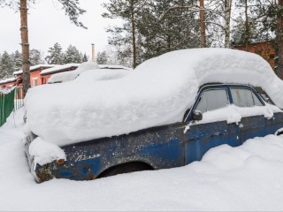 Соседскому автохламу пора на свалку: как избавиться от заброшенной машины во дворе — инструкция