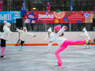 Первый открытый каток с теплыми раздевалками заработал на улице Панфилова