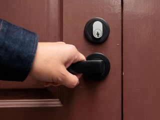 Дернул ручку — попал в квартиру: новые хитрые схемы домушников Подмосковья