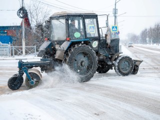 Коммунальщики Каширы вышли на борьбу с наледью и снегом