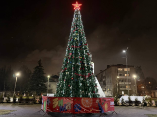 В Апрелевке зажгли огни на 11-метровой главной елке