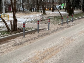 Искусственные неровности и столбики установили на улице Морской в селе Ям