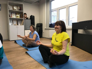 Адаптивная йога 55+: дзержинских пенсионеров учат снимать напряжение и мышечные зажимы