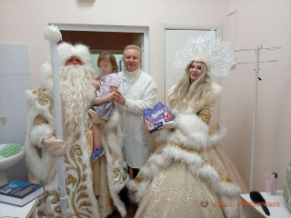 Маленьких пациентов ногинской больницы посетили Дед Мороз и Снегурочка