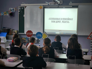 Игра в ПДД: как с помощью наклеек и знаков дети проектируют свой безопасный маршрут