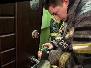 Когда дверь — преграда для помощи: спасатели Домодедова вовремя пришли на выручку