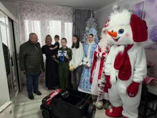 В Рузском округе семью героя-участника СВО поздравили с Новым годом