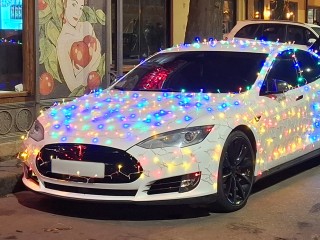 Автомобиль — не елка: почему гирляндой лучше украшать дом, а не машину