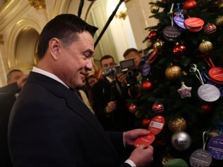 Елка, которая объединяет: губернатор Воробьев исполнит новогодние мечты троих детей из Подмосковья и ДНР