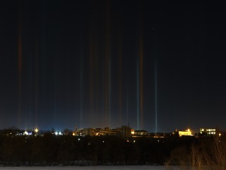 Яркие световые столбы удивили жителей Правдинского морозной ночью