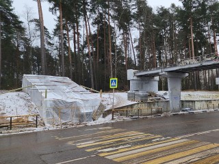 В Протвине возвели шатер для ремонта лестницы на проезде Архитектора Корина