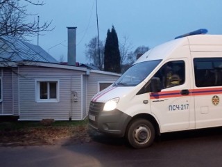 Руки помощи: спасатели Егорьевска помогли медикам доставить пенсионерку в больницу