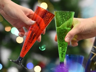 Пепел желаний в шампанском: врач оценил, насколько опасен для здоровья популярный новогодний ритуал