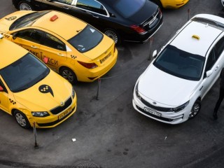 Пришла беда, откуда не ждали: автомобилям такси посулили запретить бесплатную парковку