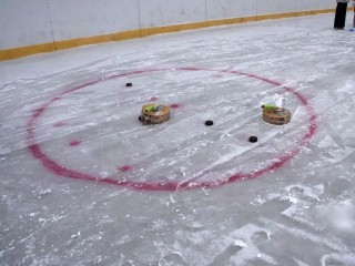 Взяли спил дерева и мастерок: как в Мытищах провели соревнования по деревенскому керлингу