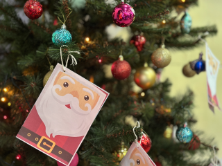 Школьники своими руками создали новогодние открытки для ветеранов