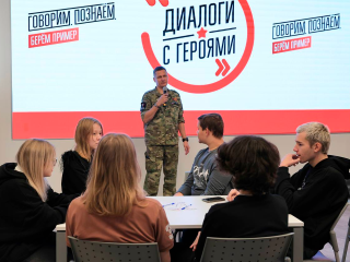 Молодежь встретилась с ветераном СВО, чтобы услышать историю службы из первых уст