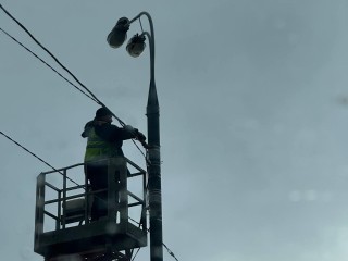 Обрезали сухостой и починили светофор: как в Ленинском округе Мосавтодор наводит порядок на дорогах от Развилки до Видного