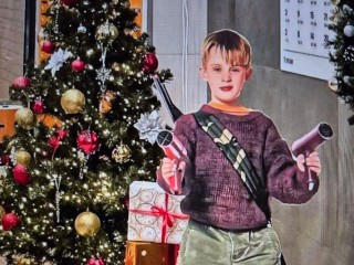 Кевин Маккаллистер «поселился» в Люберцах: как жильцы многоэтажки готовятся к Новому году